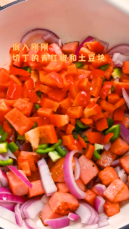 加拿大火腿焖土豆,倒入切好的青红椒和土豆块
