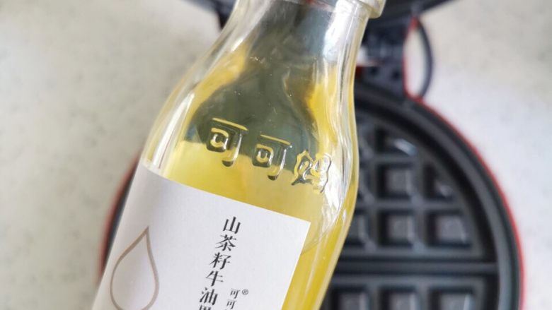 黑芝麻红枣华夫饼,小红锅调到最大温度预热到灯灭，锅内刷山茶籽牛油果油（上下两面都刷）