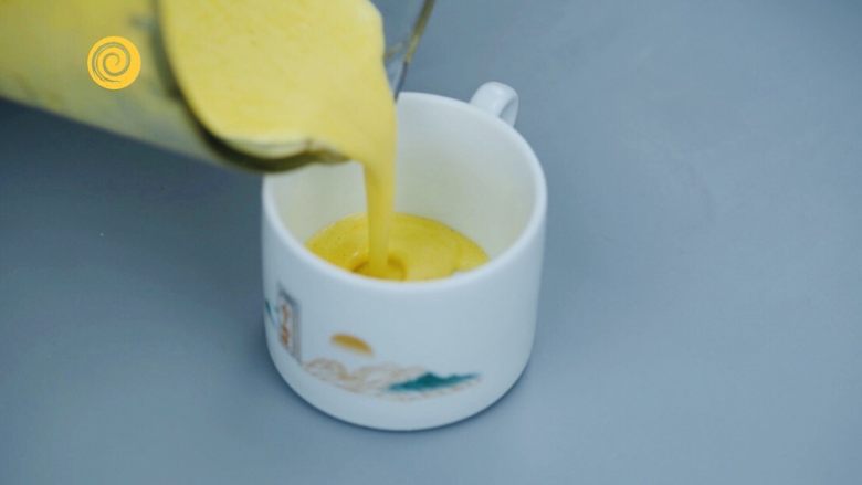 冬日暖心菜 牛奶燕麦南瓜糊,搅拌结束后,即可倒出