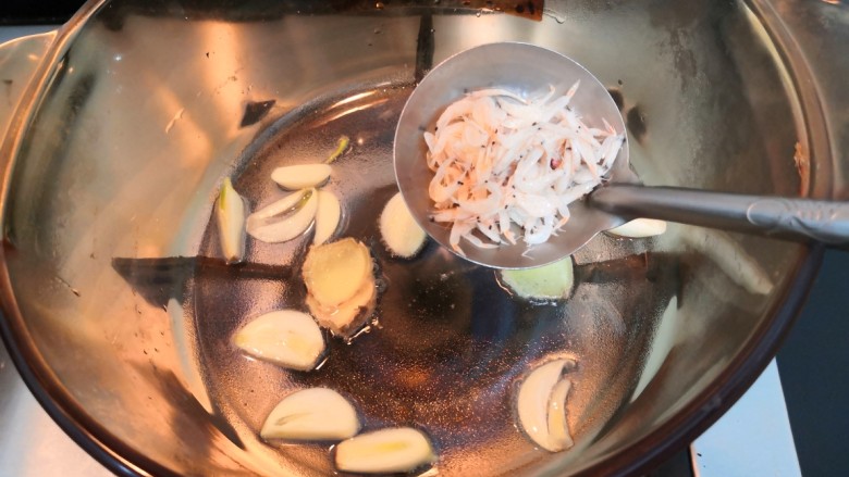 冬日暖心菜—西红柿虾皮热汤面,爆香后,放入虾皮
