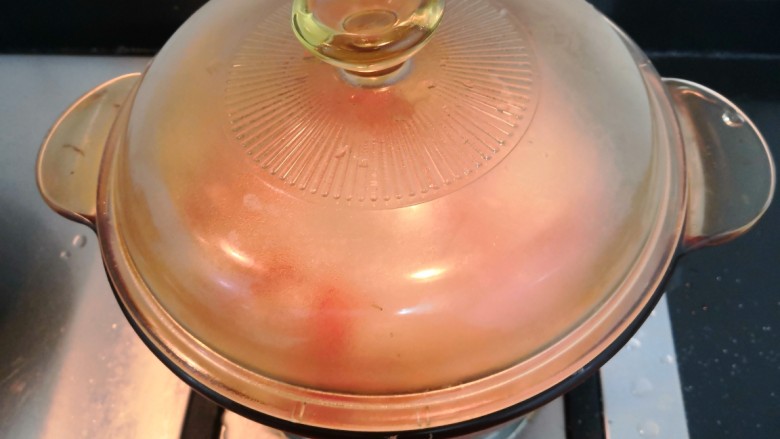 冬日暖心菜—西红柿虾皮热汤面,再次搅拌均匀后,大火烧开,烧开后,关小火焖2分钟
