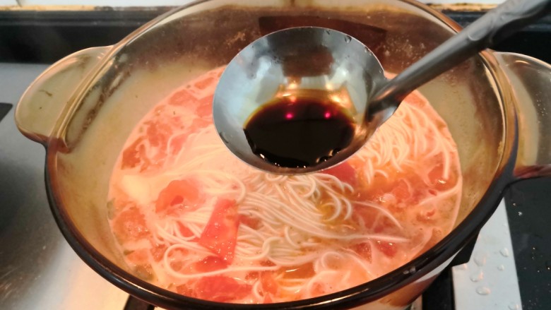 冬日暖心菜—西红柿虾皮热汤面,时间到,淋入<a style='color:red;display:inline-block;' href='/shicai/ 788'>生抽</a>,调味