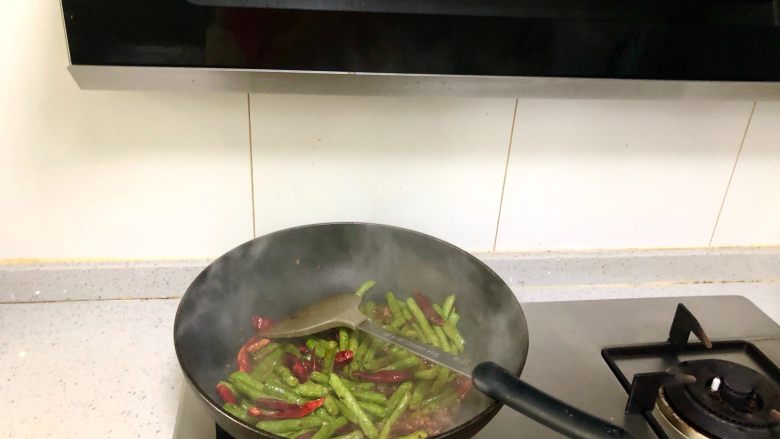 干煸四季豆,全部炒香后倒入四季豆,加入适量的盐和鸡精,大火翻炒均匀即可起锅。看着油烟嗖嗖的被吸进抽油烟机里,油烟被拦截在脸部以下,不用担心油烟伤害我的皮肤而加速衰老啦。