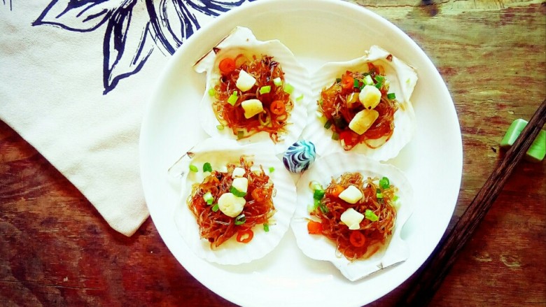 #冬日暖心菜# 川香粉丝蒸扇贝,川香粉丝蒸扇贝端上餐桌。