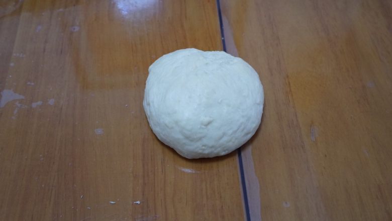 百吃不厌、高颜值的抹茶蜜豆吐司,开始揉面，揉至面团光滑