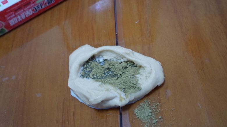 百吃不厌、高颜值的抹茶蜜豆吐司,将面团分成大小均匀的两个小面团，其中一个面团中加入抹茶粉和少许纯牛奶，继续揉至绿色面团颜色均匀即可