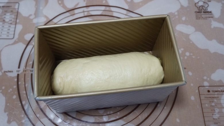 百吃不厌、高颜值的抹茶蜜豆吐司,放入吐司盒，放入烤箱中进行二次发酵，底部放一碗热水。