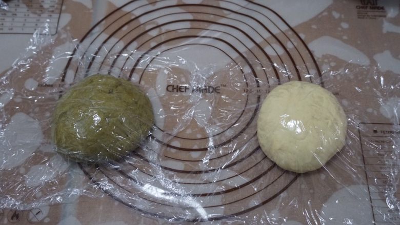 百吃不厌、高颜值的抹茶蜜豆吐司,面团取出排气，再次盖上保鲜膜松弛15分钟。