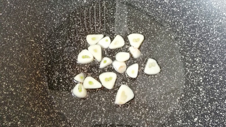 冬日暖心菜 番茄金针菇浓汤,炒锅内倒适量的食用油烧热,下入蒜片炒香。