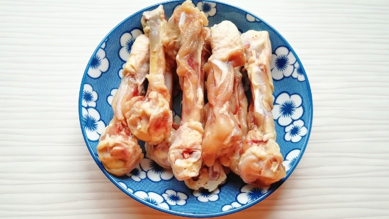冬日暖心菜 香菇鸡汤面,<a style='color:red;display:inline-block;' href='/shicai/ 42255'>鸡腿骨</a>清洗干净。