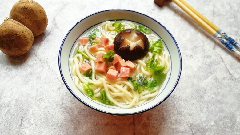 冬日暖心菜  香菇鸡汤面,浇上浓浓的香菇鸡汤，撒上香菜，一碗暖暖的香菇鸡汤面就做好了。