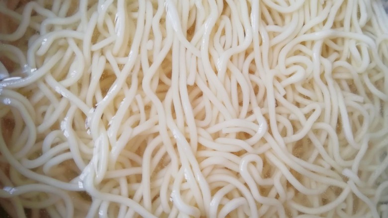 冬日暖心菜 香菇鸡汤面,面条煮熟过凉水,捞出控一下水分备用。