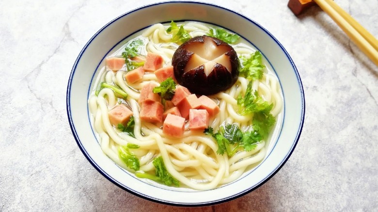 冬日暖心菜 香菇鸡汤面,家里人都喜欢吃。