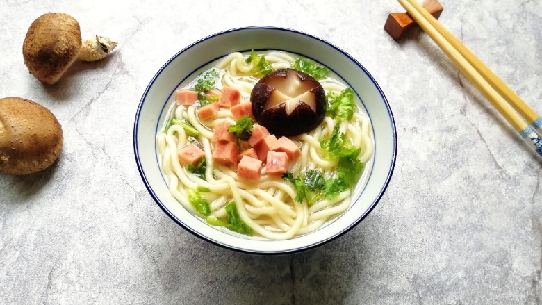 冬日暖心菜 香菇鸡汤面,老少皆宜食用。