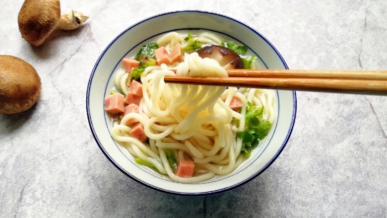 冬日暖心菜  香菇鸡汤面,赶紧吃，凉了就不好吃啦！