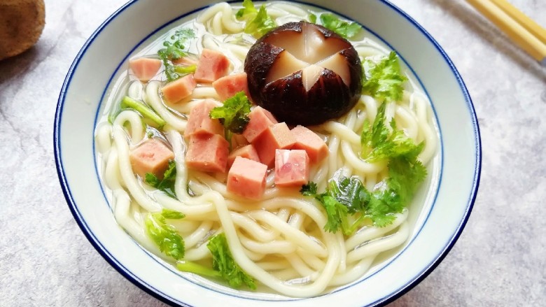 冬日暖心菜 香菇鸡汤面,近图看看。