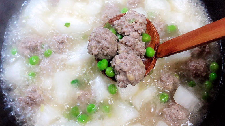 萝卜肉丸汤,中火慢炖2分钟,肉丸都已熟了,可以出锅了。