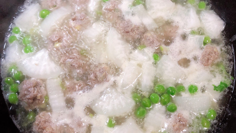 萝卜肉丸汤,下锅的肉丸轻轻的搅拌开,中火烧至。