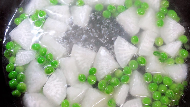 萝卜肉丸汤,加入800ml水,大火烧开。