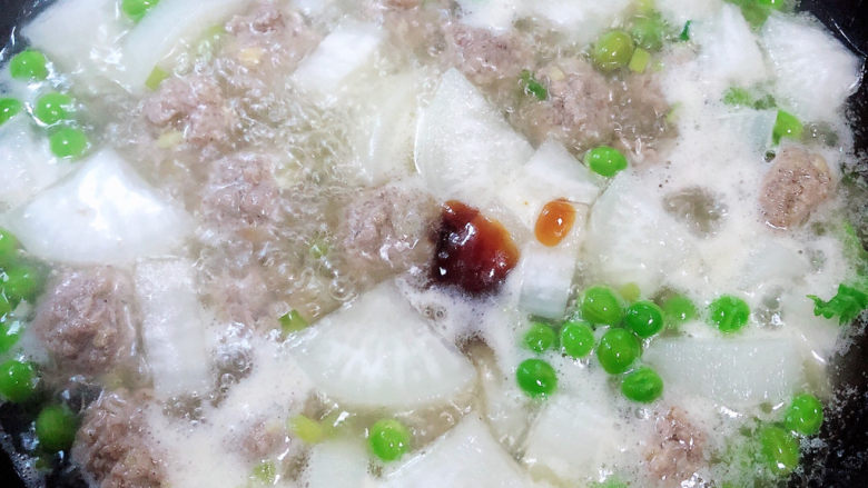 萝卜肉丸汤,肉丸子下锅3分钟,放入盐、蚝油,搅拌均匀。