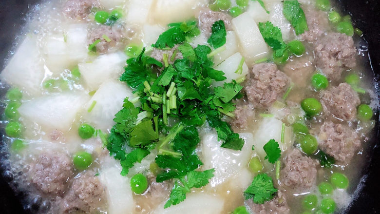 萝卜肉丸汤,关火,撒上香菜末,搅拌均匀即可。