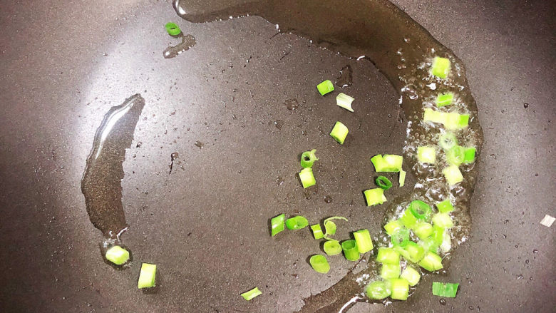 萝卜肉丸汤,锅中倒入少许油,加热至五成热,放入葱花。