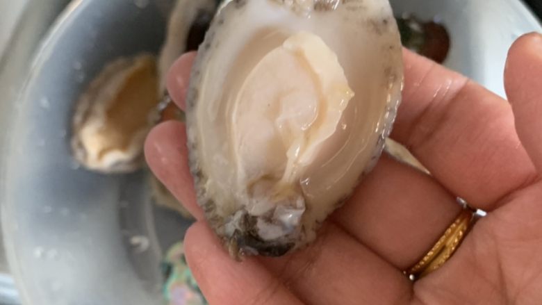 冬日暖心菜—红烧鲍鱼,清洗