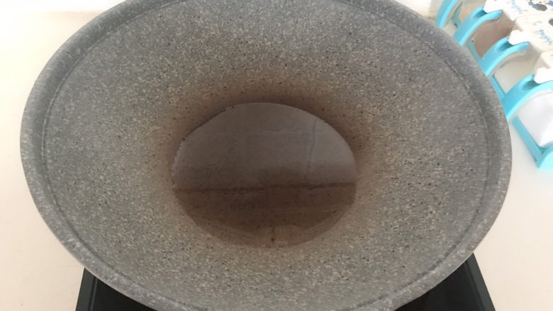 平菇炒鸡蛋,另起锅,炒锅烧热后加入大豆色拉油