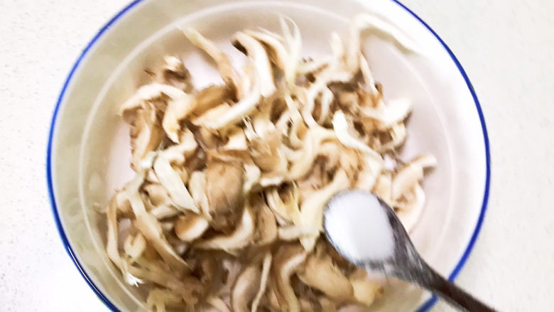 平菇炒鸡蛋,加入精盐,调匀后腌制10分钟