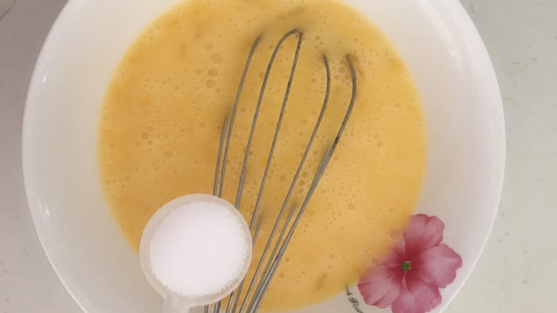 平菇炒鸡蛋,把鸡蛋液打入碗里,加入精盐