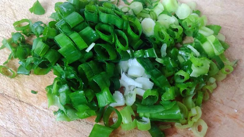 冬至美食+香葱黄金馒头粒,香葱切成小粒状