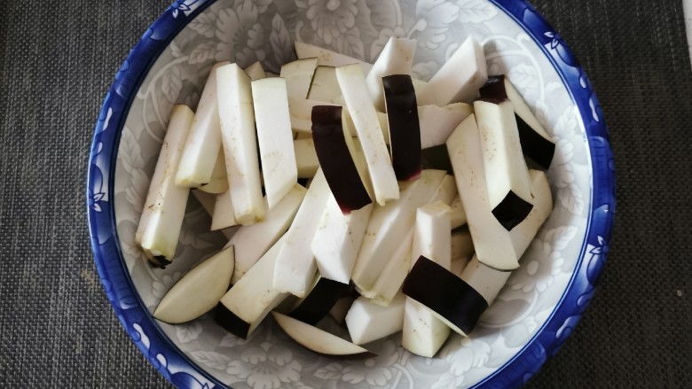 茄子粉丝煲,茄子清洗干净 去蒂 切条状