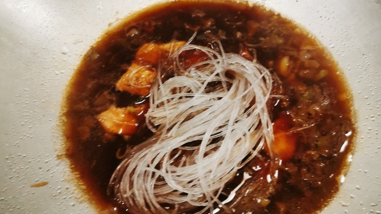 茄子粉丝煲,粉丝放入后 用锅铲慢慢翻动以免粘到锅底