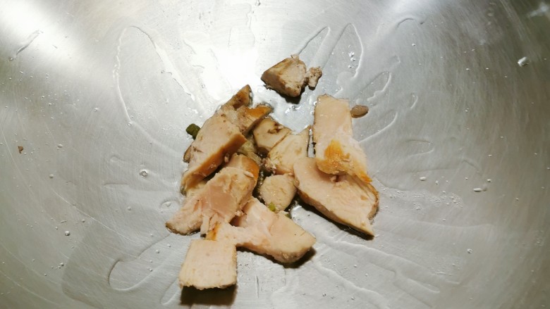 茄子粉丝煲,另起一锅 放入一汤匙食用油 放入鸡胸肉和葱片 翻炒