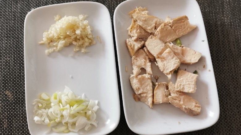 茄子粉丝煲,<a style='color:red;display:inline-block;' href='/shicai/ 3250'>葱</a>切片 蒜切末 熟鸡胸肉切块