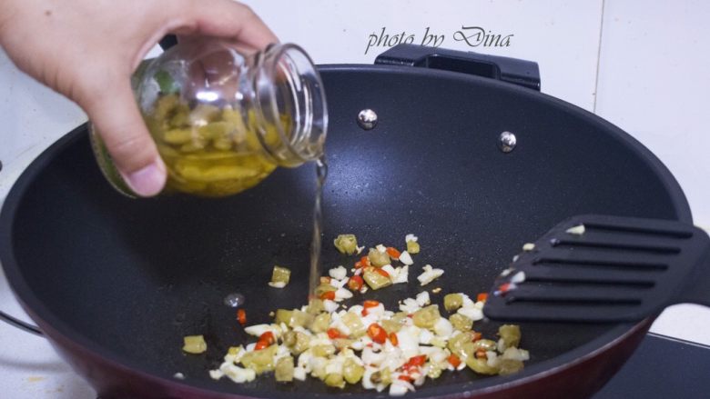 酸汤肥羊,爆香后倒入泡椒汁