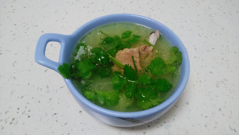 羊排、萝卜汤,盛入碗中,撒上<a style='color:red;display:inline-block;' href='/shicai/ 131'>香菜</a>