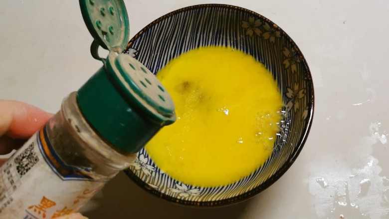 豆腐鸡蛋羹,放入黑<a style='color:red;display:inline-block;' href='/shicai/ 720'>胡椒粉</a> 去腥增香