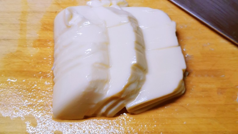 豆腐鸡蛋羹,豆腐从盒中取出 切小块