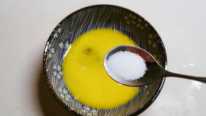 豆腐鸡蛋羹,放入盐 搅打均匀