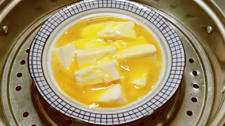 豆腐鸡蛋羹,蒸锅水烧开 放入蒸屉上