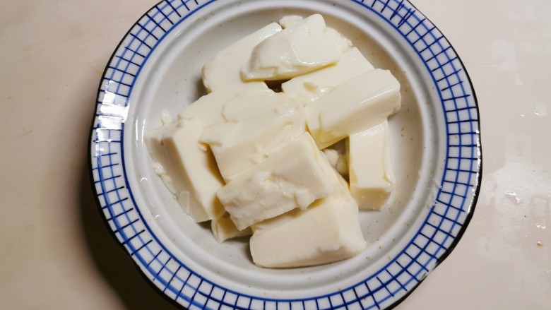 豆腐鸡蛋羹,放入蒸蛋碗里