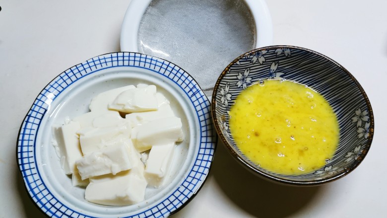 豆腐鸡蛋羹,准备漏网 鸡蛋液倒入蒸蛋碗里 用漏网过滤一下 口感会更细腻