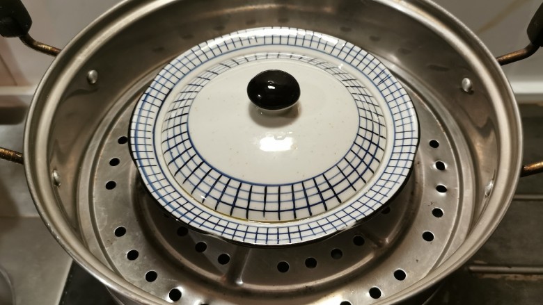 豆腐鸡蛋羹,盖上蒸蛋碗的盖子 中火蒸18分钟