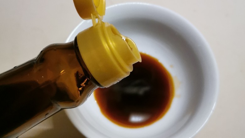 豆腐鸡蛋羹,取一小碗 放入<a style='color:red;display:inline-block;' href='/shicai/ 692'>酱油</a>