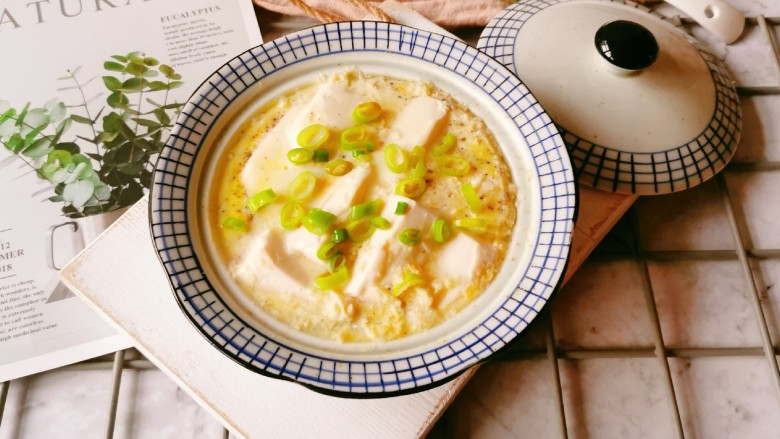 豆腐鸡蛋羹,撒上葱圈 很香