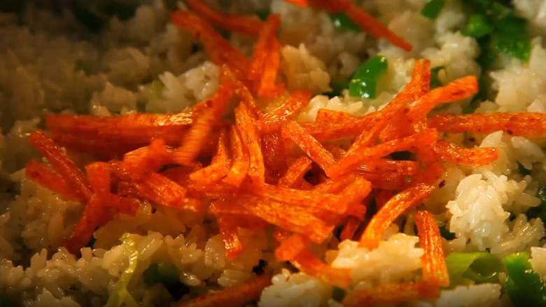 有家鲜厨房:卫龙炒饭,放入卫龙一起炒匀。