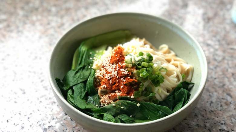 油泼面,炒锅里倒入食用油,烧热。把充分烧热的油浇在辣椒上,那个香。