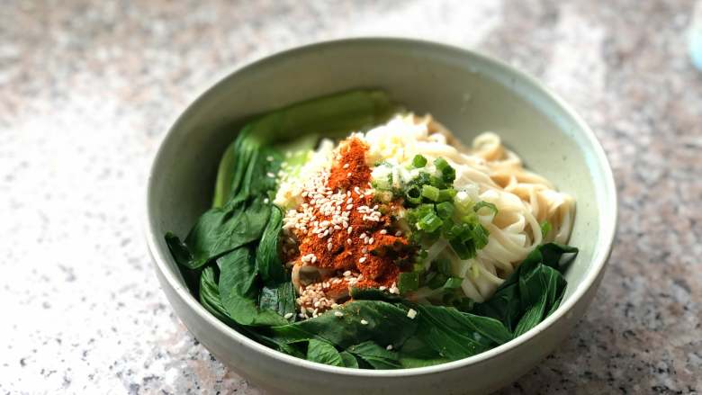 油泼面,炒锅里倒入食用油，烧热。把充分烧热的油浇在辣椒上，那个香。