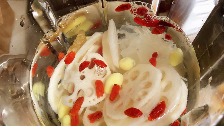 冬日暖心菜 白果莲藕银耳汤(健脾养颜),倒入1000ml<a style='color:red;display:inline-block;' href='/shicai/ 156925'>水</a>,破壁机选择蒸煮健开始工作。